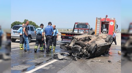 Bariyerlere çarpan araç paramparça oldu