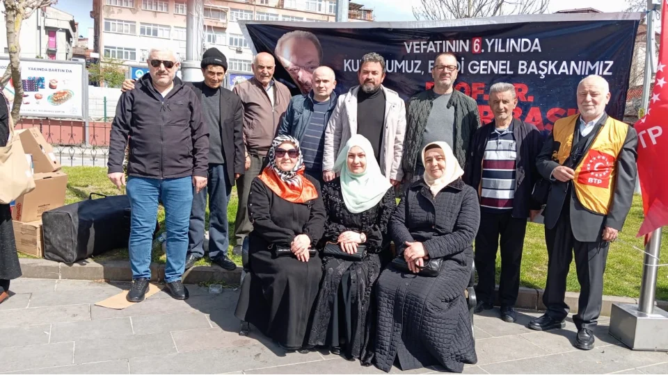 Bart�n Cumhuriyet Meydan��nda Prof. Dr. Haydar Ba� an�s�na lokma ikram�