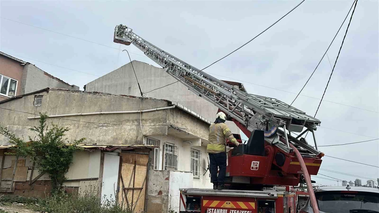 Başakşehir'de tadilat yapılan çatı alev alev yandı