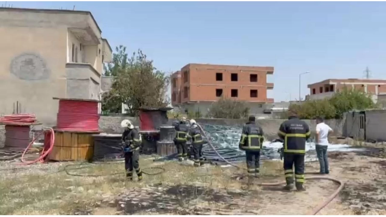 Batman'da şantiye bahçesinde plastik malzemeler yandı