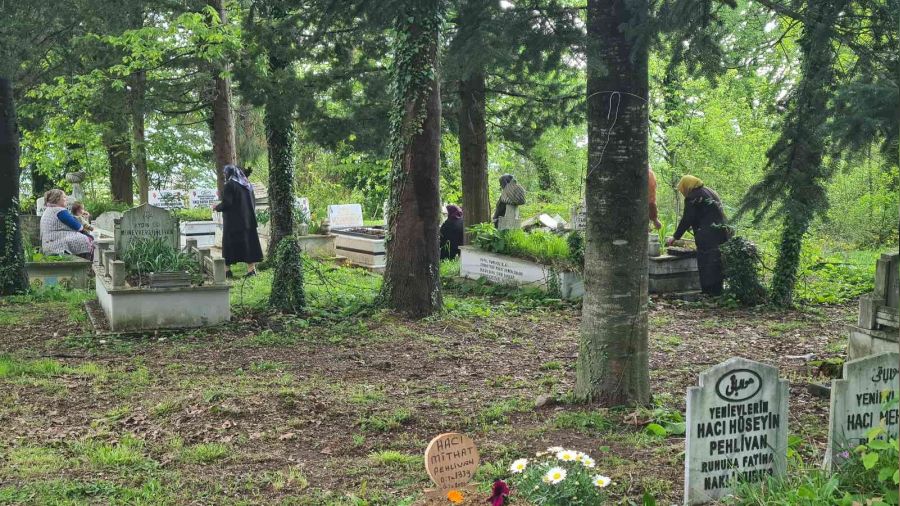 Bayram öncesi vatandaşlar mezarlıkları ziyaret etti