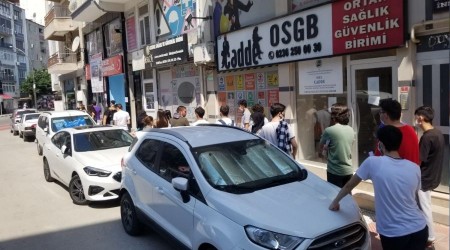 Bedava ehliyet için uzun kuyruk