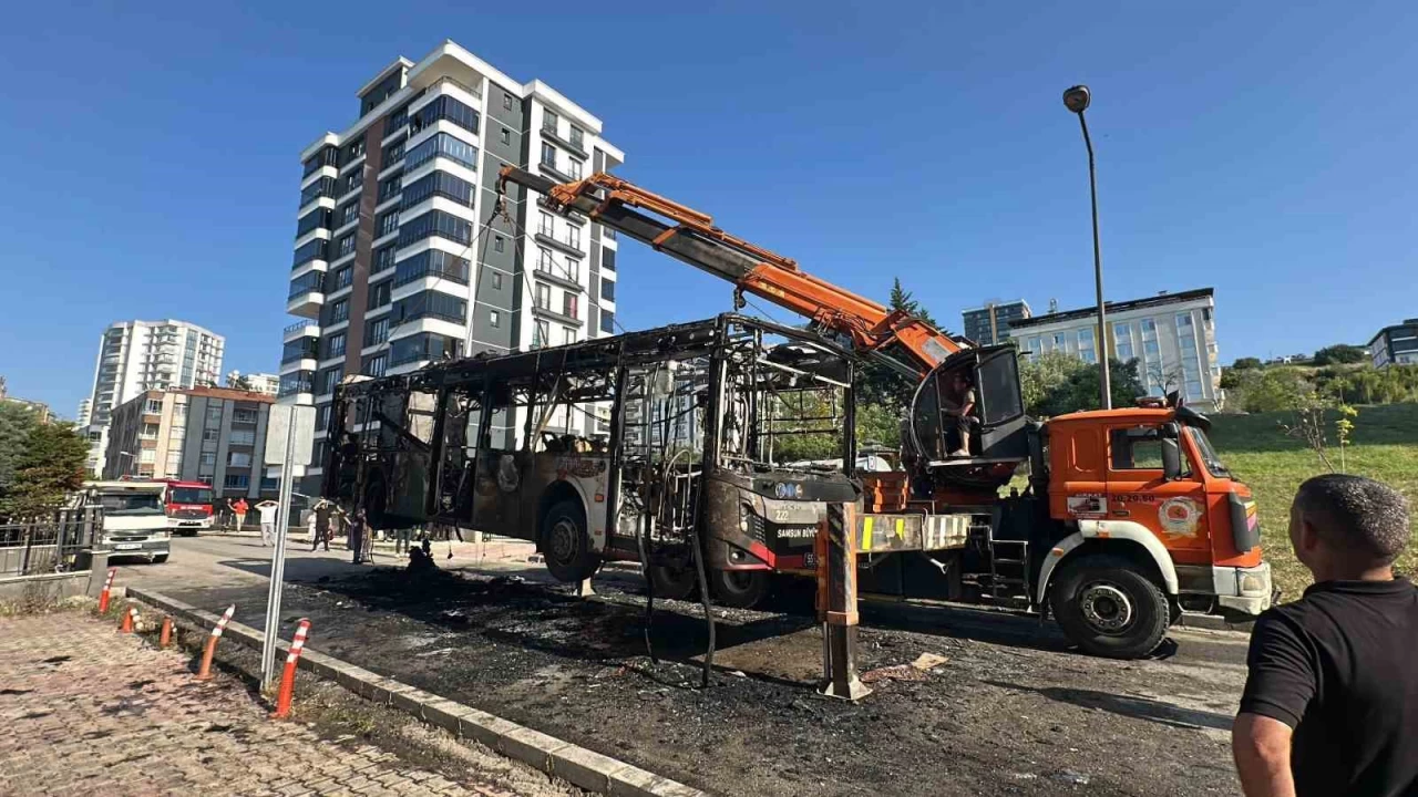 Belediye otobüsü alev aldı, yolcular panikle kaçıştı