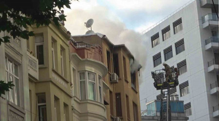 Beyoğlu'nda 5 katlı binada çıkan yangın korkuttu