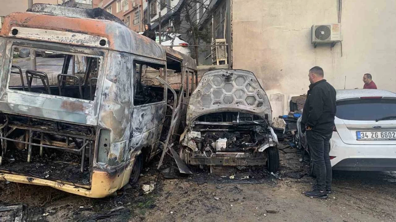 Beyoğlu'nda park halindeki 4 araç yandı