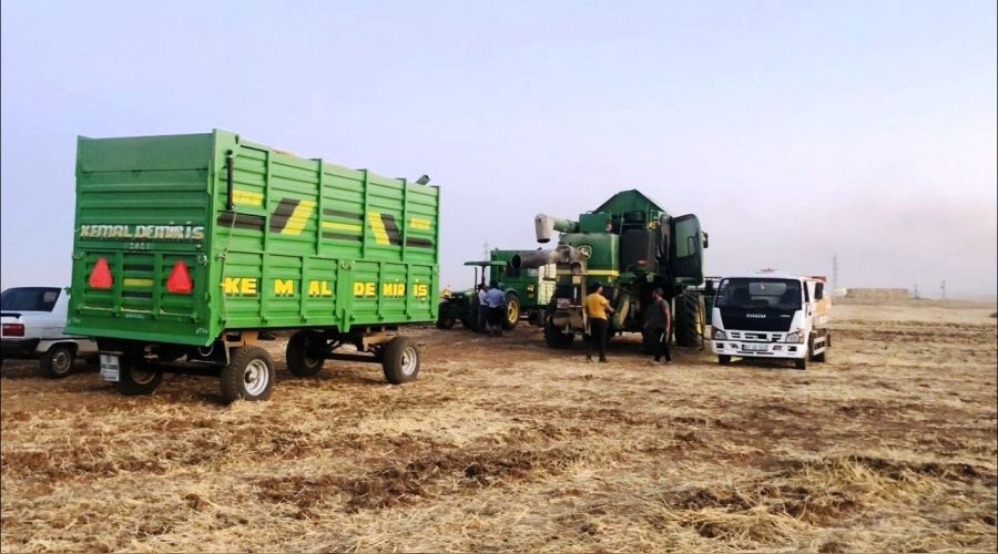 Biçerdöverlerin yakıtları tarlalara taşınıyor
