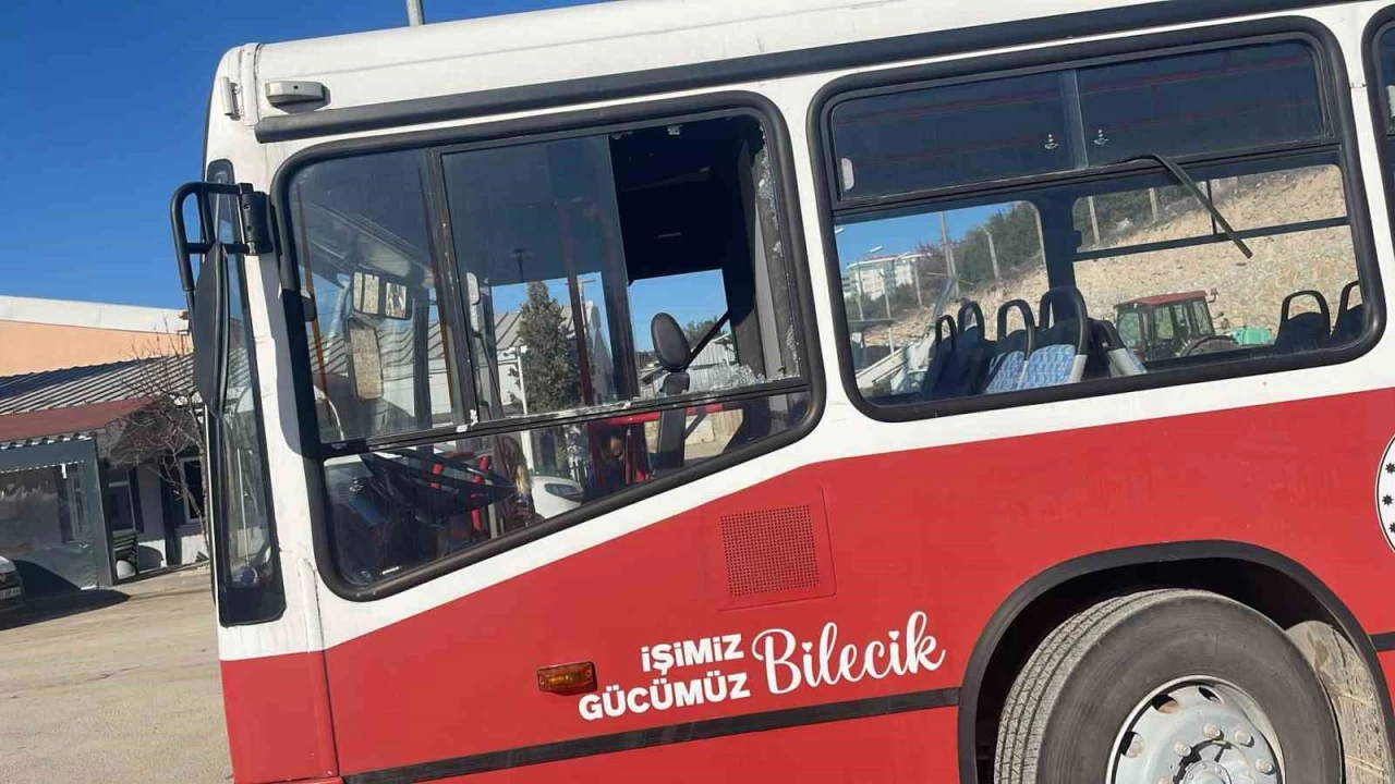 Bilecik'te minib�s��ler belediye otob�s�n� ta�lad�