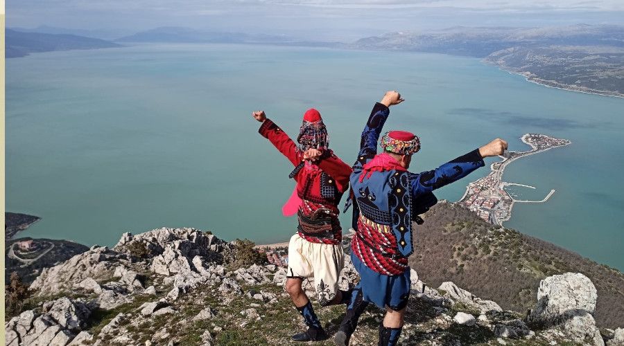 Bin 750 rak�ml� zirvede zeybek oynad�lar