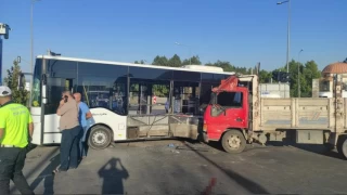 Bingöl'de kamyon ile halk otobüsü çarpıştı: 6 yaralı
