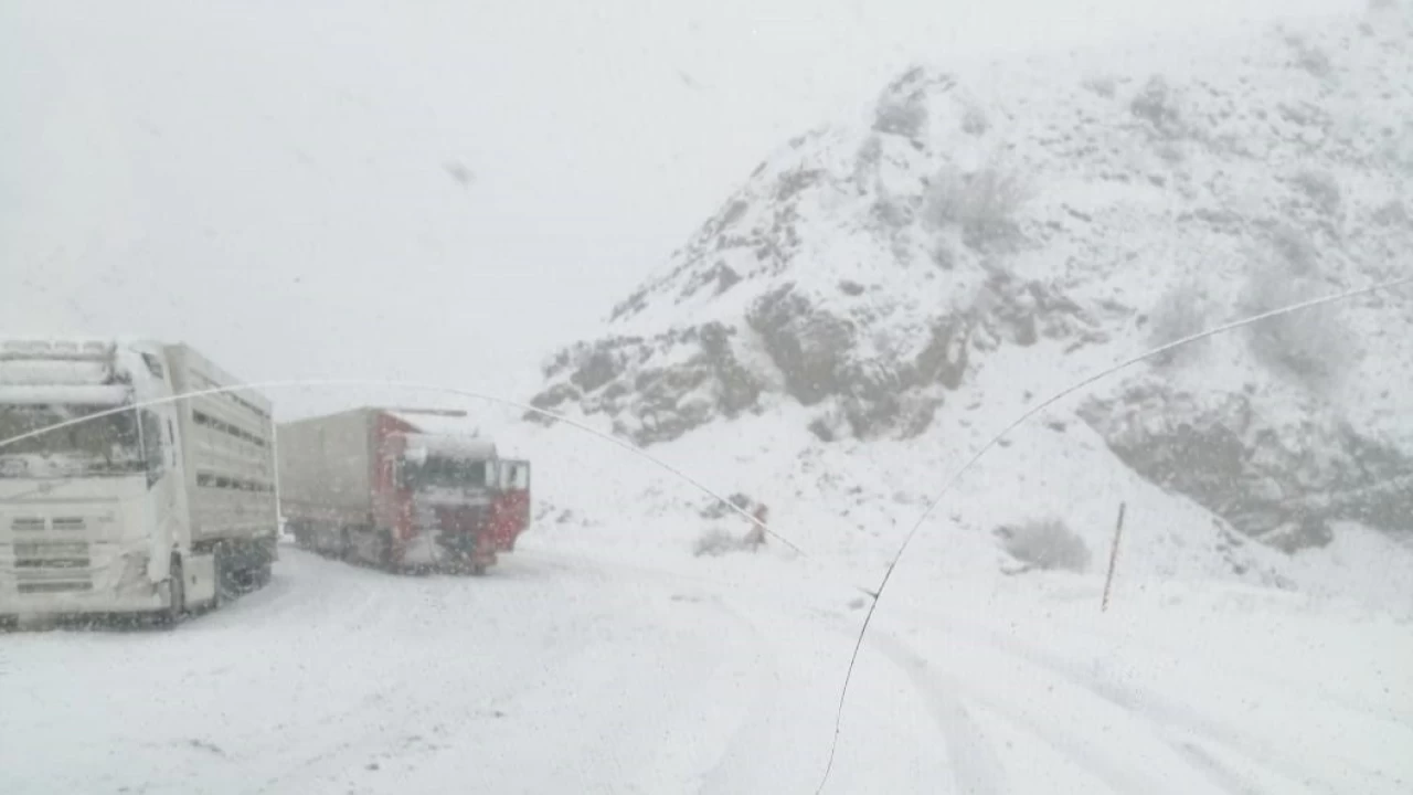 Bing�l'de may�s ortas�nda kar s�rprizi: Ara�lar yolda kald�