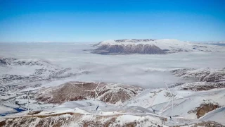 Bitlis'teki rüzgar gülleri ve sisli dağlar