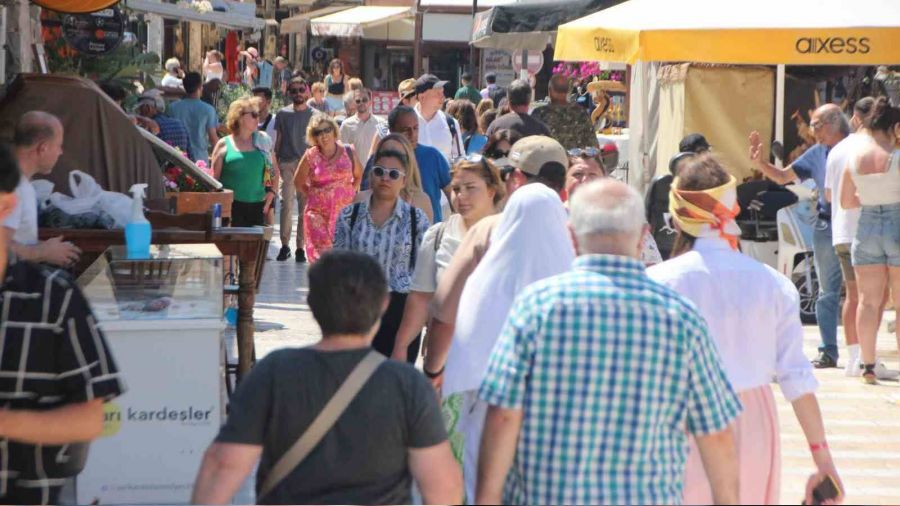 Bodrum sahilleri dolmaya ba�lad�