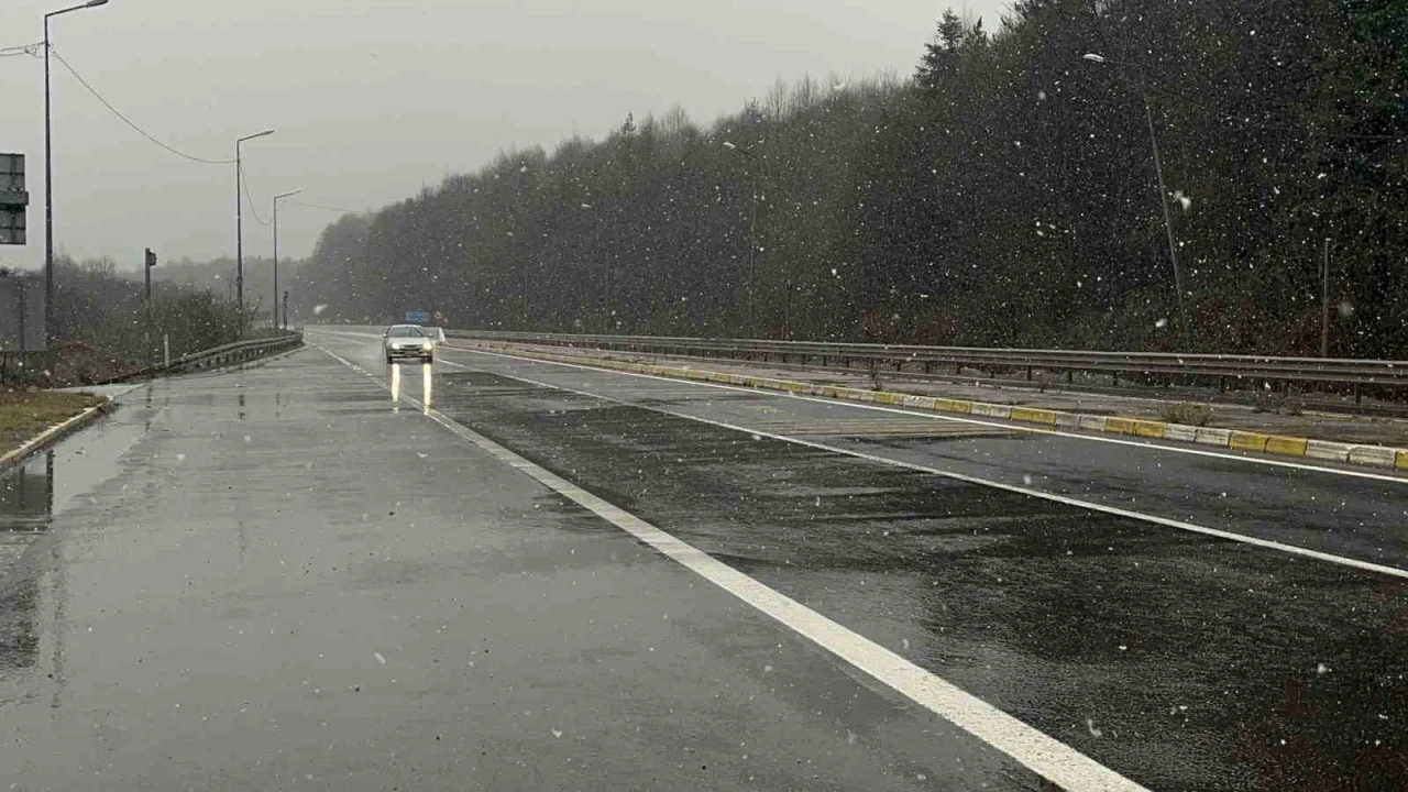 Bolu Da�� ge�i�inde kar ya���� etkili oluyor