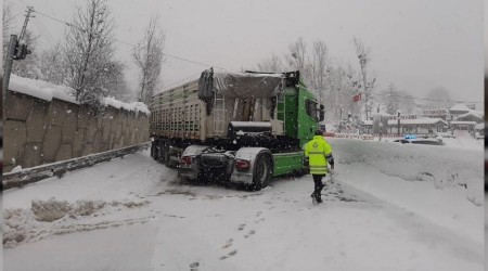 Bolu Dağı'nda makas atan tır yolu trafiğe kapattı