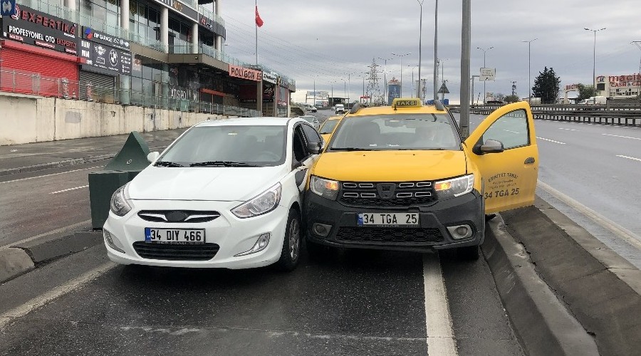 Boş yolda aynı istikamette kaza yaptılar