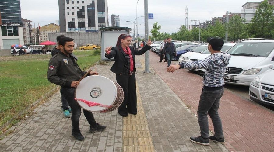 'Boşandım' diye davul zurna çaldırmıştı ama!