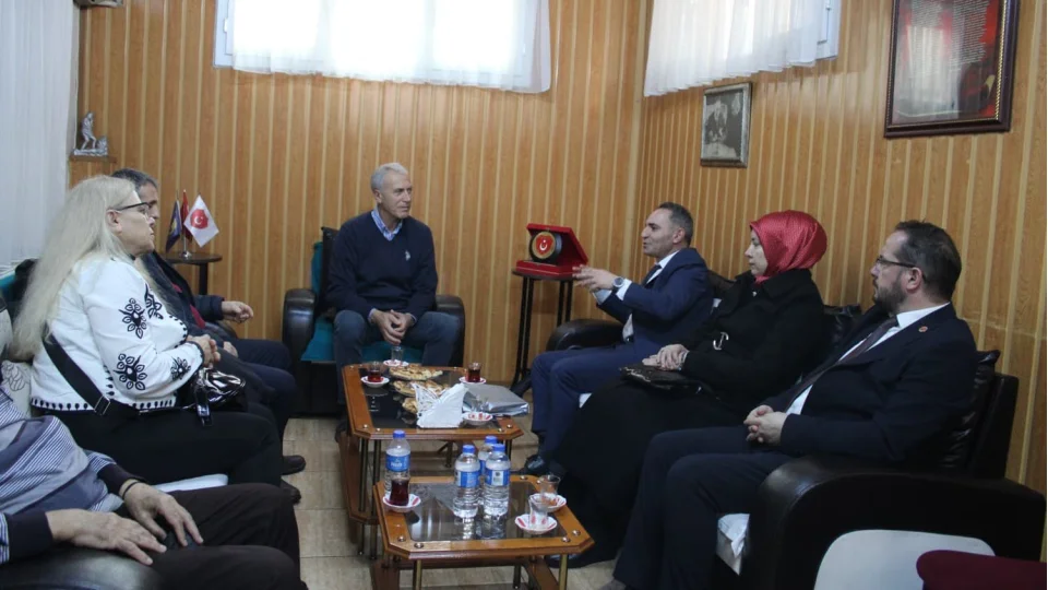 BTP �zmir�den g��l� hamle: STK ve bas�nla ortak �al��ma mesaj�