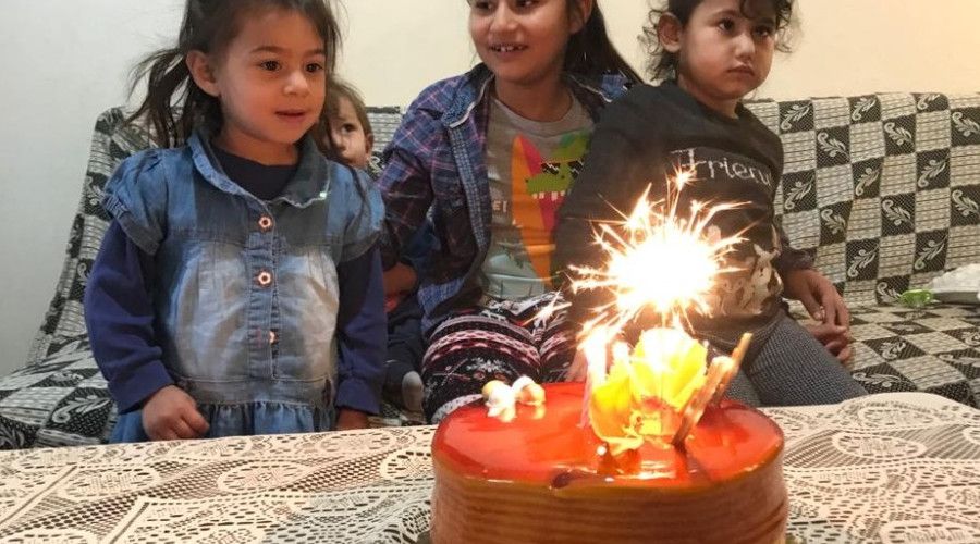 Bu çocukların yüzü bir pastayla gülüyor