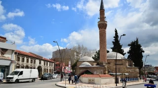 Burma Camii: Uakn kltrel belleinde burmal minaresiyle yer etmi bir simge
