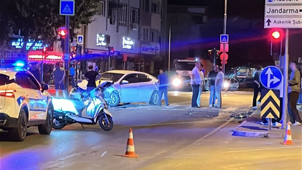 Bursa'da 2 otomobil �arp��t�: 9 ki�i yaral�