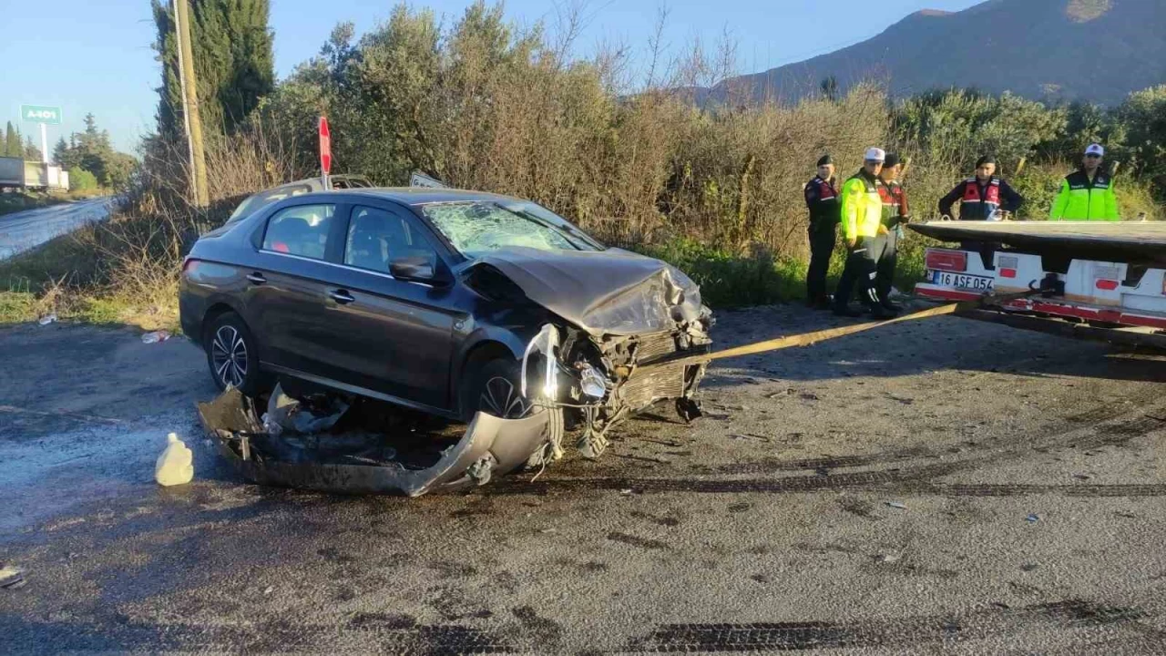 Bursa'da iki otomobil kafa kafaya �arp��t�: 7 yaral�