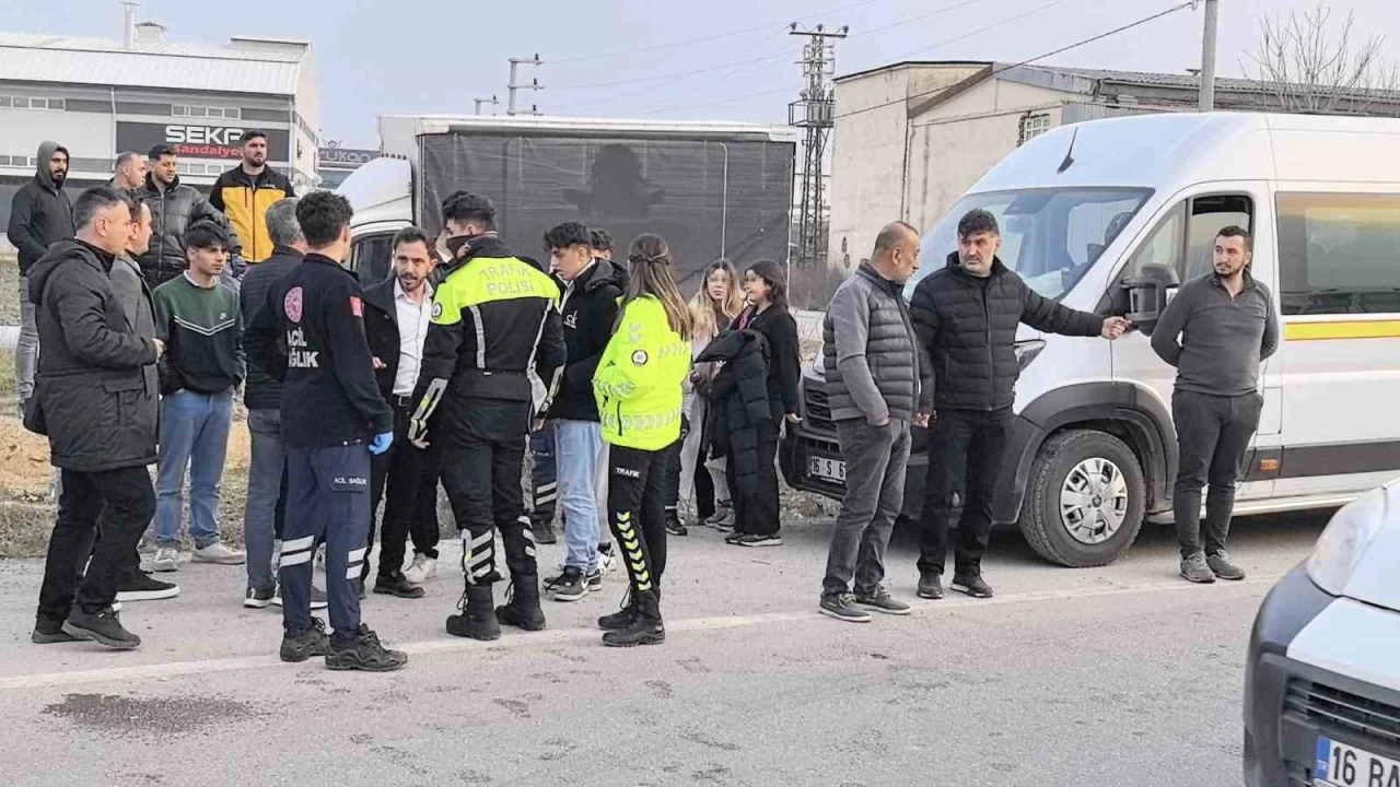 Bursa'da öğrenci servisi otomobille çarpıştı: 10 yaralı