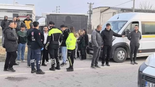 Bursa'da öğrenci servisi otomobille çarpıştı: 10 yaralı