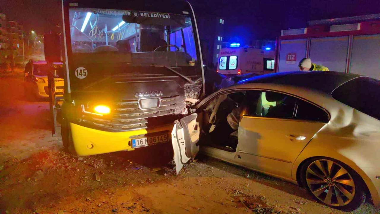 Bursa'da zel halk otobs ile otomobil arpt: 9 yaral