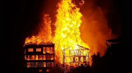 Bursa'da tarihi ipekçilik fabrikası alev alev yanıyor