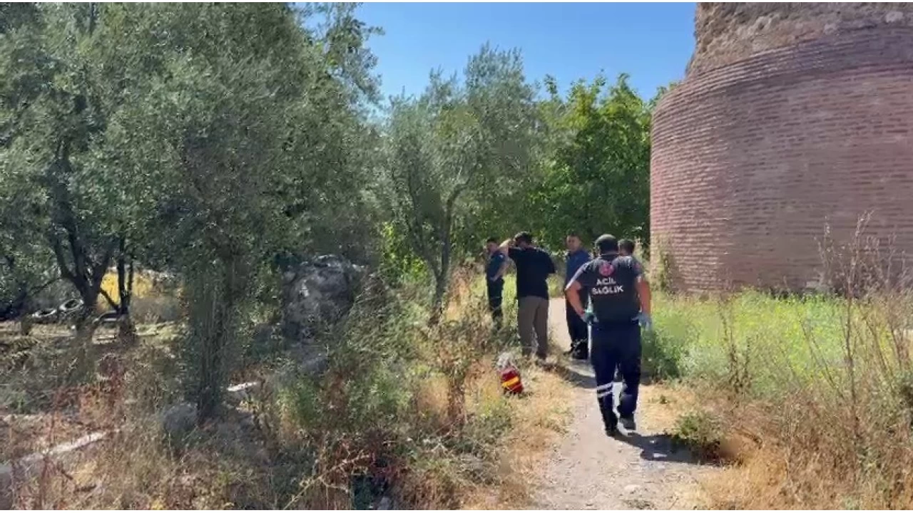 Bursa'da tarihi surlar�n dibinde erkek cesedi bulundu