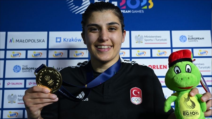 Busenaz'dan rekor getiren madalya