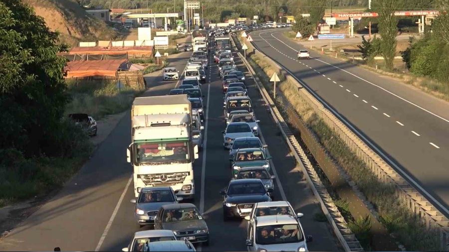 Büyük bayram trafiği sürüyor