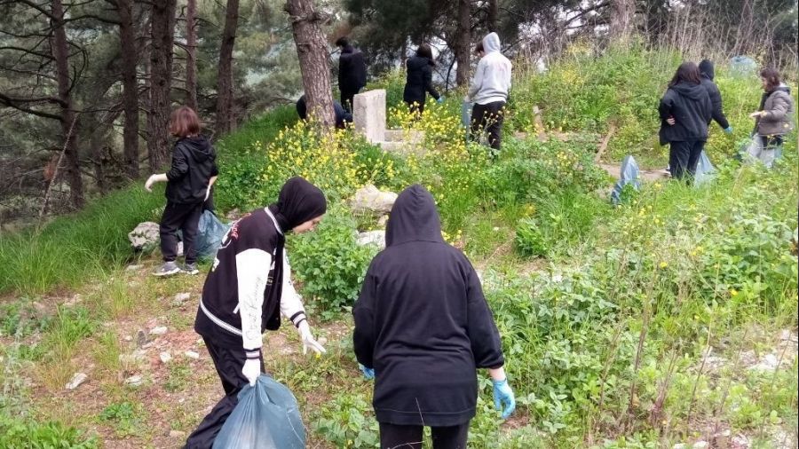 B�y�kler kirletti, �ocuklar temizledi