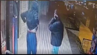 Caddede yürüyen genç, tanımadığı kişinin bıçaklı saldırısına uğradı