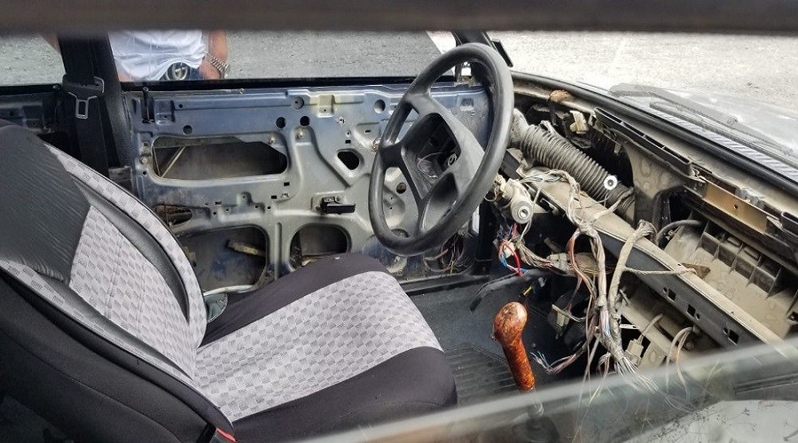 Çaldıkları otomobili paramparça ettiler