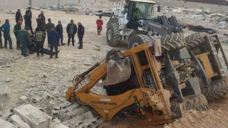 �al��ma s�ras�nda yol ��kt�: Devrilen kep�enin operat�r� yaraland�