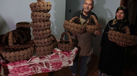 Çam kozalaklarını sanat eserine dönüştürüyor