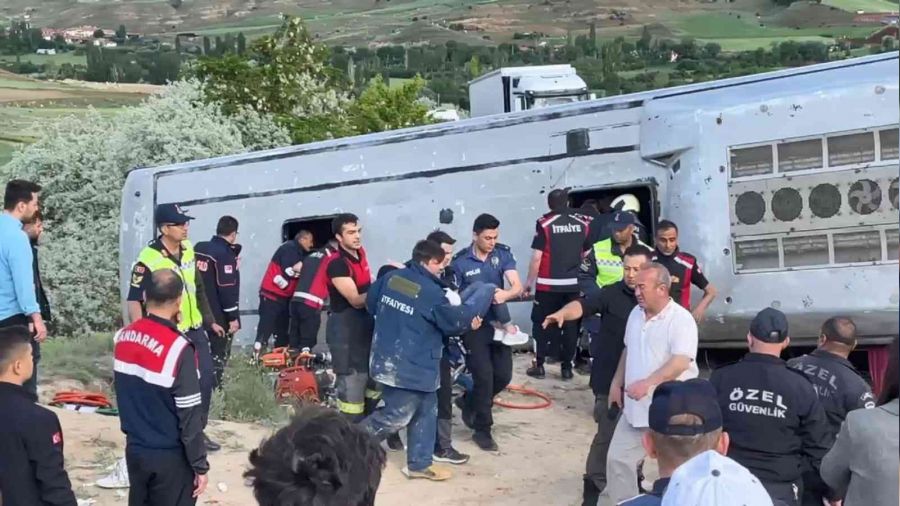 Çankırı'da işçi servisi devrildi: 3'ü ağır 18 yaralı