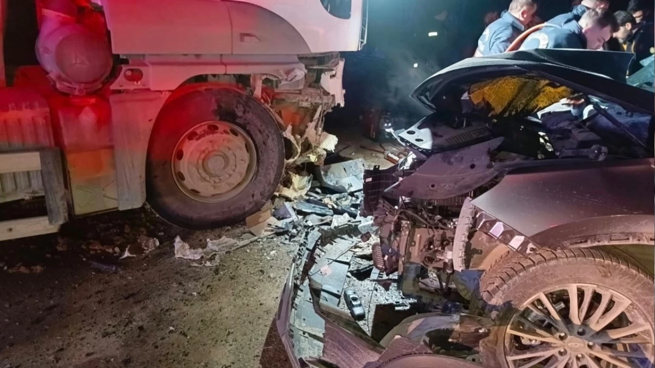 �ank�r�'da kamyonla otomobil �arp��t�: 1 �l�, 2 yaral�