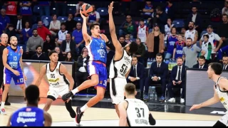 Çekişmeli maçta Anadolu Efes kazandı