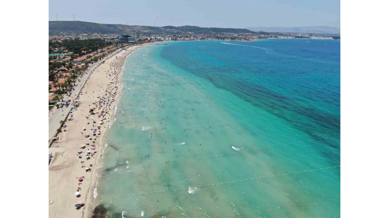 Çeşme'de plajlar doldu taştı nüfus 1 milyonu geçti