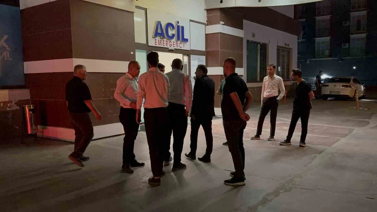 CHP Grup Ba�kanvekili Murat Emir sahneden d��erek yaraland�