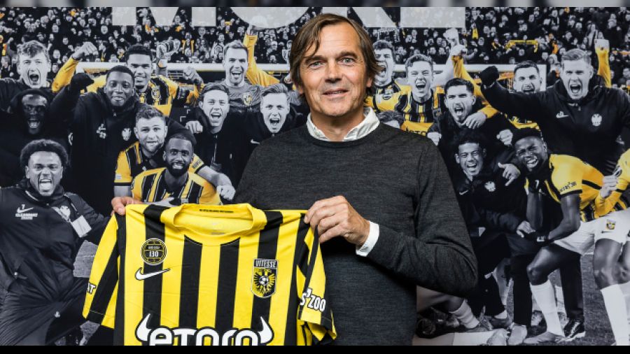 Cocu, Vitesse'nin başına geçti