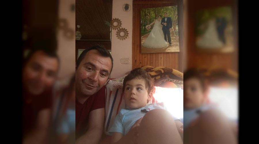 �ocu�u i�erde san�p alevlerin i�ine dalan baba hayat�n� kaybetti