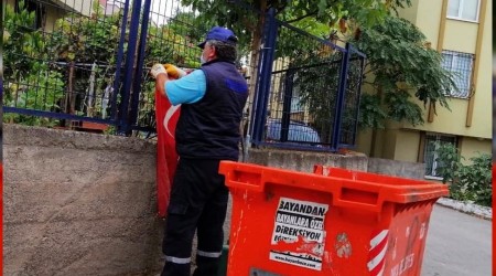 Çöpteki bayrağı çıkarıp duvara astı