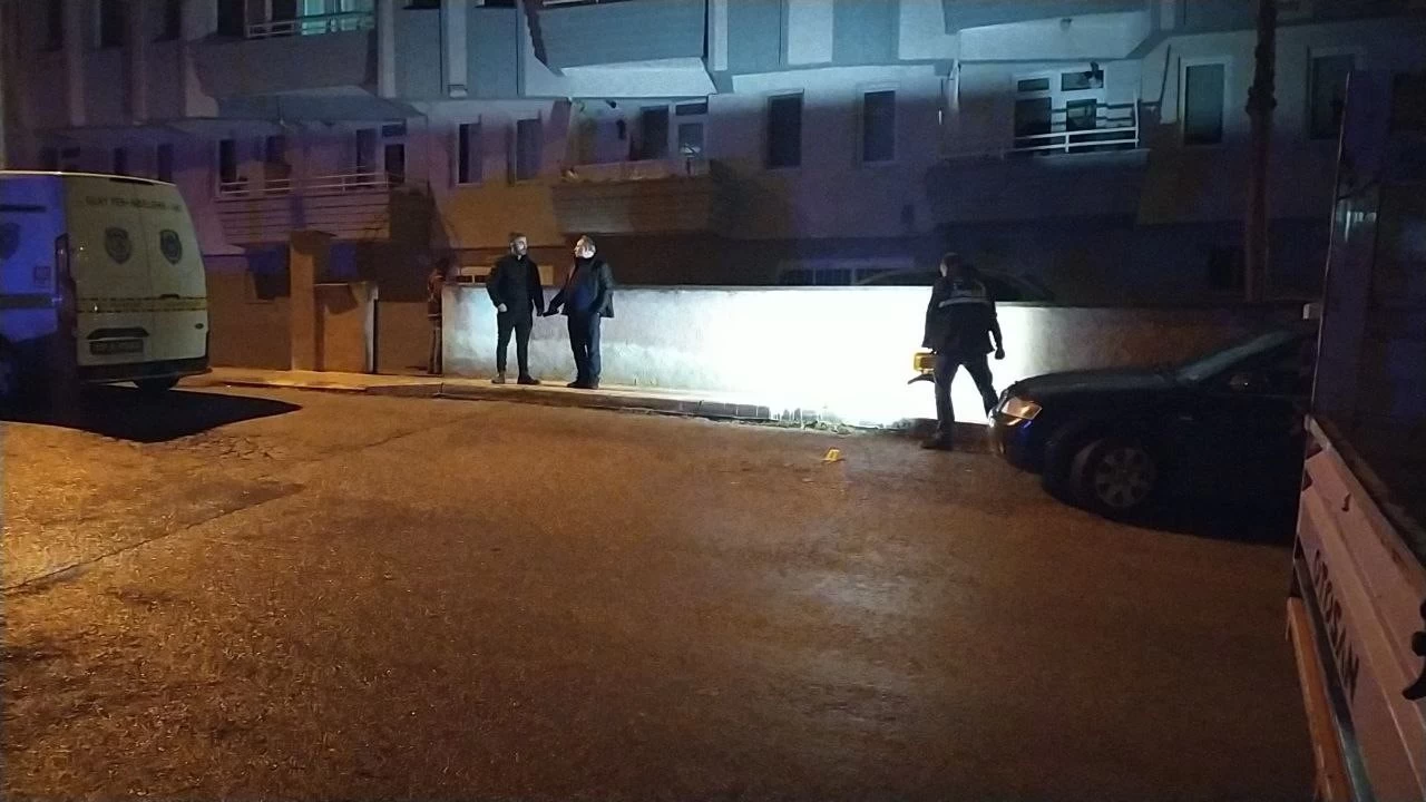 �orum'da otomobil ile geldikleri evi kur�unlad�lar