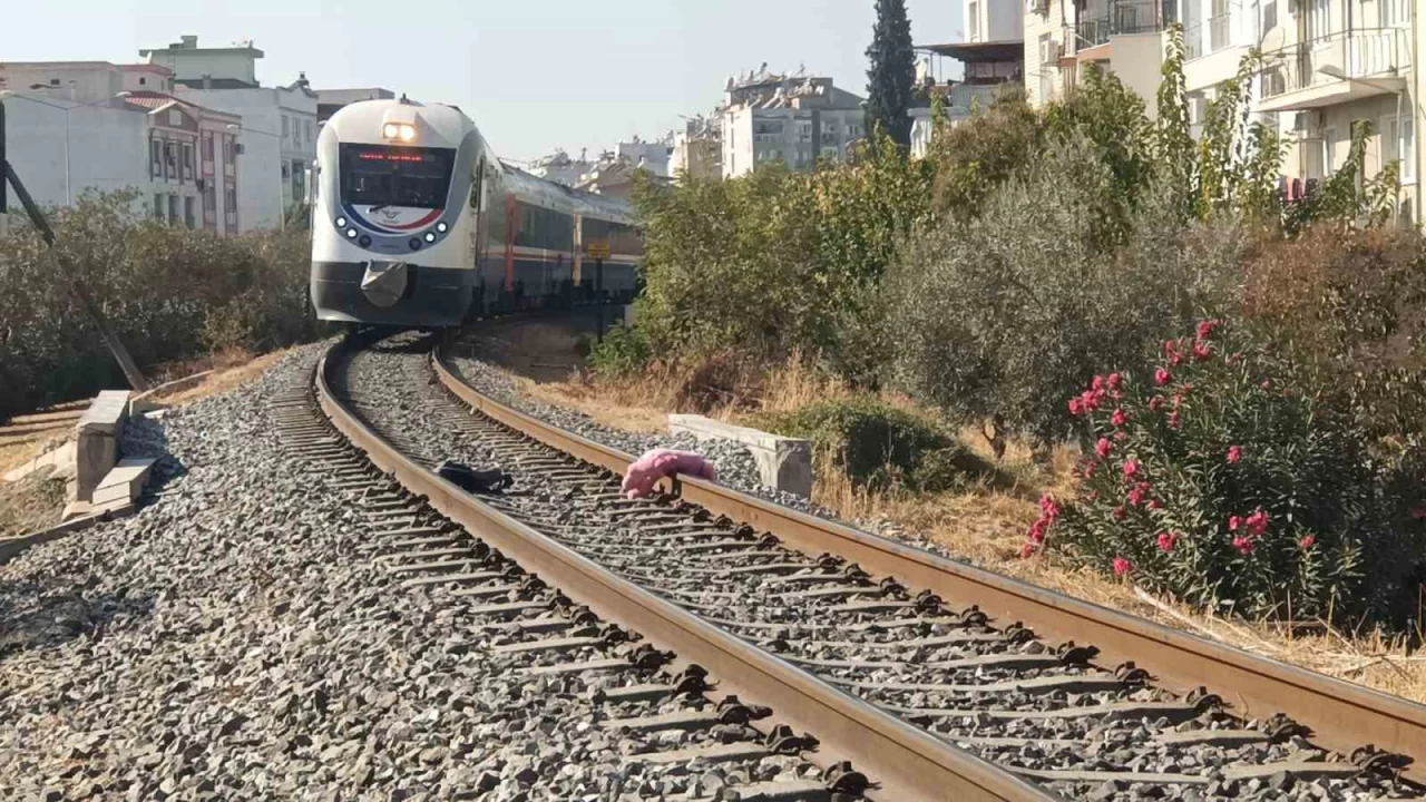 Demiryolunda bomba alarm�: Tren seferleri durduruldu