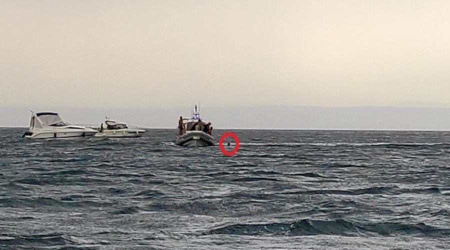 Denizde aniden ba�layan f�rt�nada can pazar�