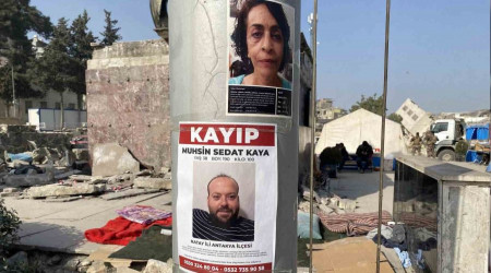 Depremde kaybolan yaknlarn astklar ilanlarla aryorlar