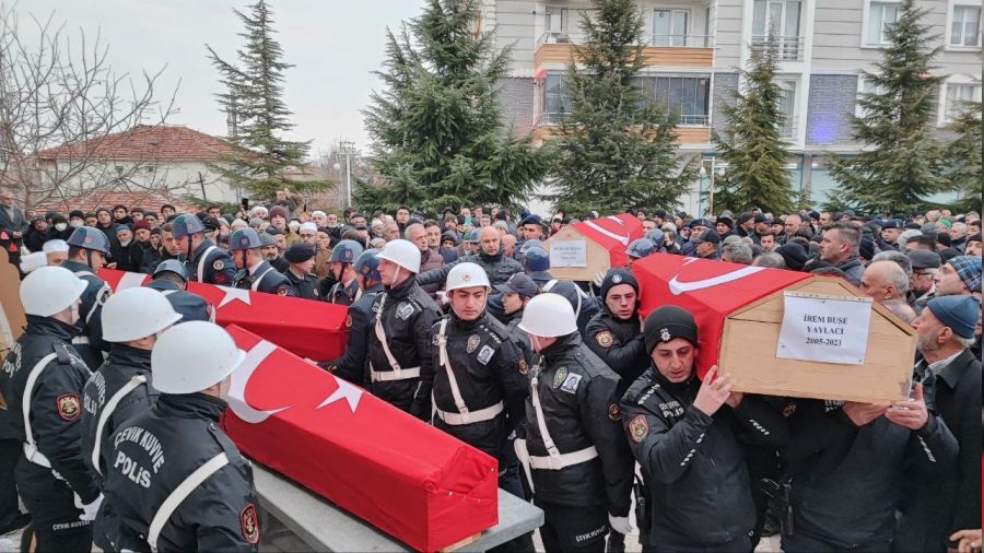 Depremde �len aile Amasya'da defnedildi
